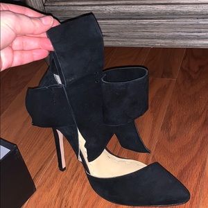 Stunnnnning pumps!  Worn twice